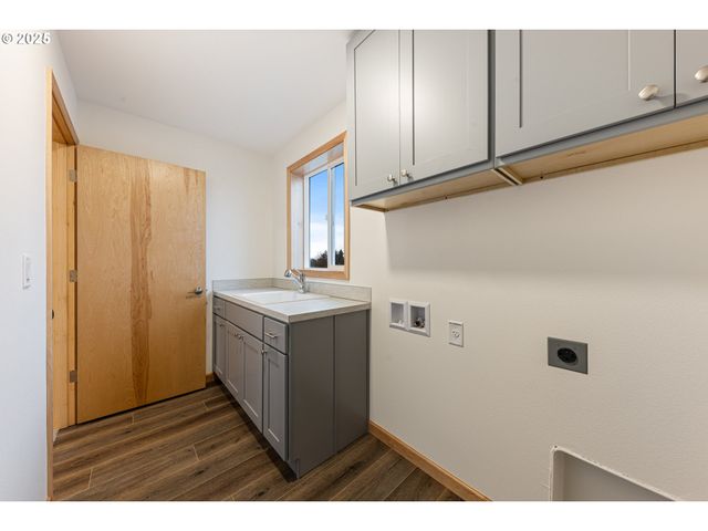 647 OAKWOOD Dr, Eugene, OR 97402