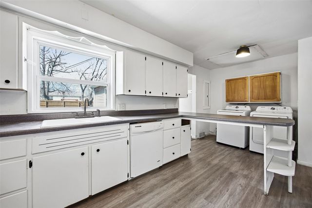 202 6th Avenue, Hiawatha, IA 52233
