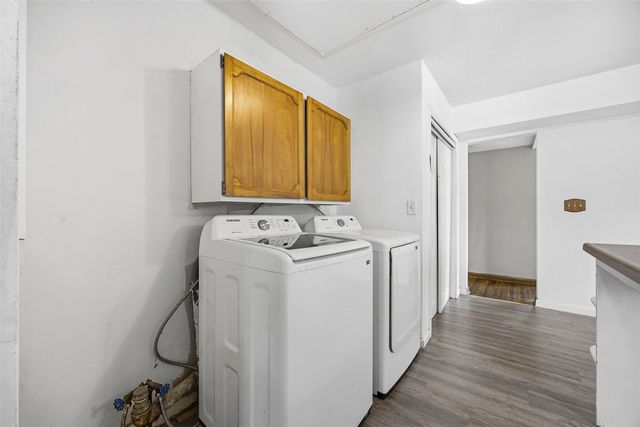 202 6th Avenue, Hiawatha, IA 52233