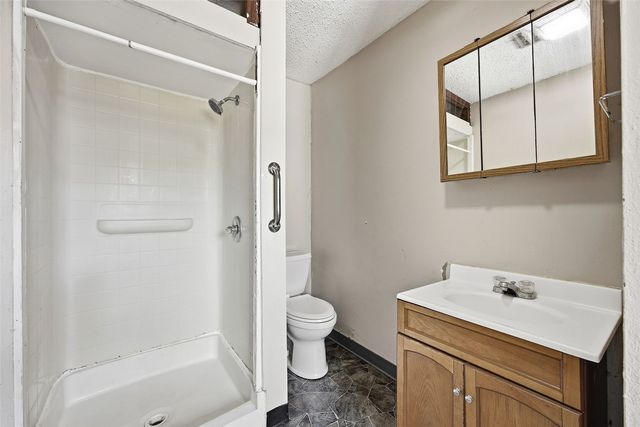202 6th Avenue, Hiawatha, IA 52233