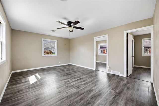 202 6th Avenue, Hiawatha, IA 52233