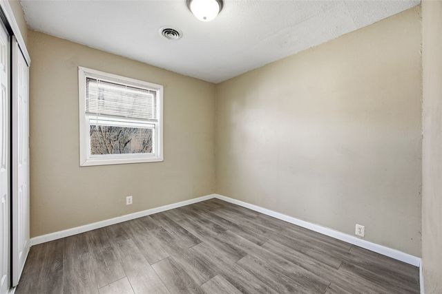 202 6th Avenue, Hiawatha, IA 52233