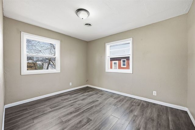 202 6th Avenue, Hiawatha, IA 52233