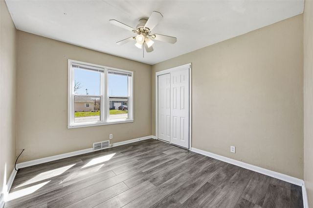 202 6th Avenue, Hiawatha, IA 52233