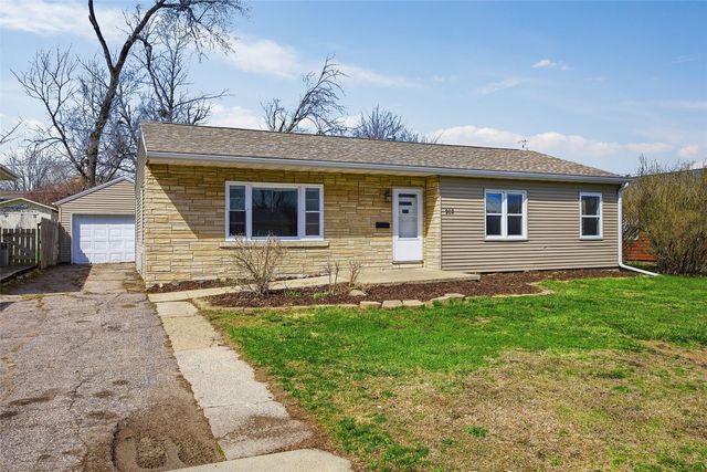 202 6th Avenue, Hiawatha, IA 52233