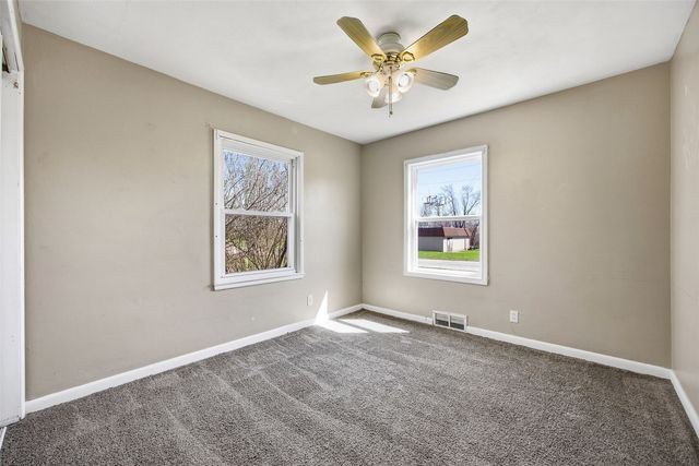 202 6th Avenue, Hiawatha, IA 52233