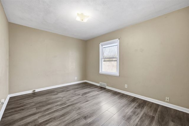 202 6th Avenue, Hiawatha, IA 52233