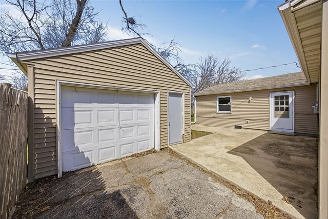 202 6th Avenue, Hiawatha, IA 52233