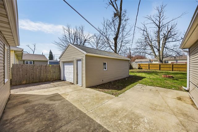 202 6th Avenue, Hiawatha, IA 52233