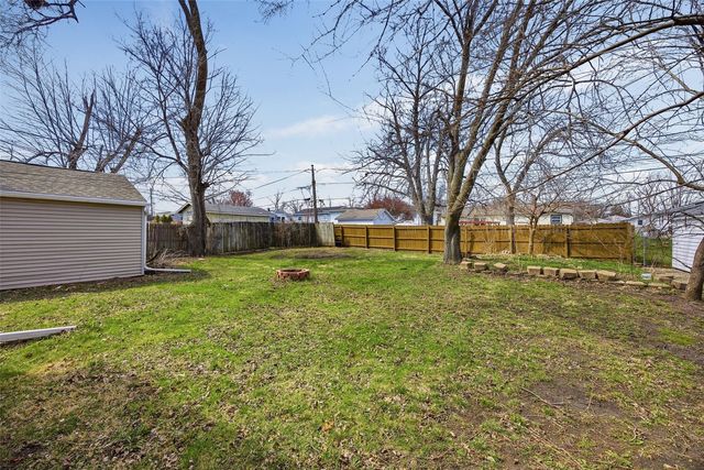 202 6th Avenue, Hiawatha, IA 52233