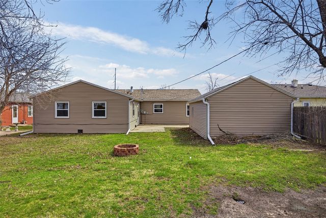 202 6th Avenue, Hiawatha, IA 52233