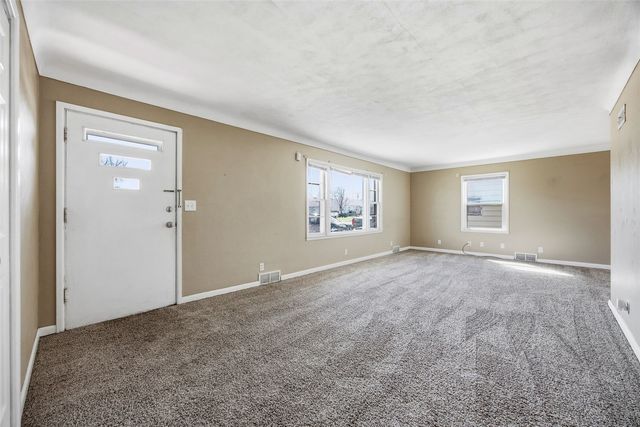 202 6th Avenue, Hiawatha, IA 52233