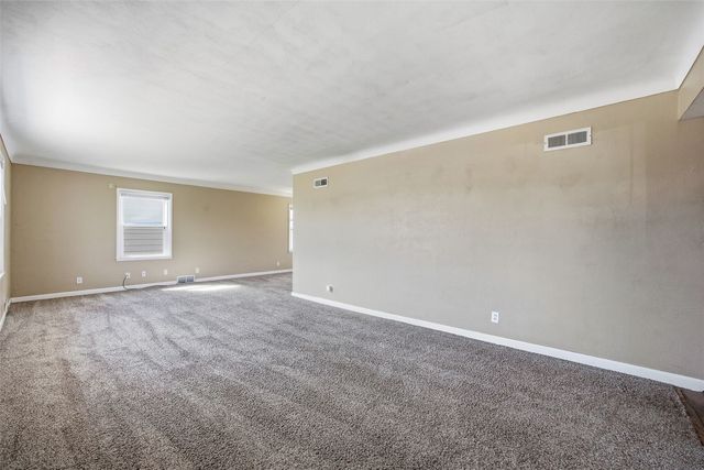 202 6th Avenue, Hiawatha, IA 52233