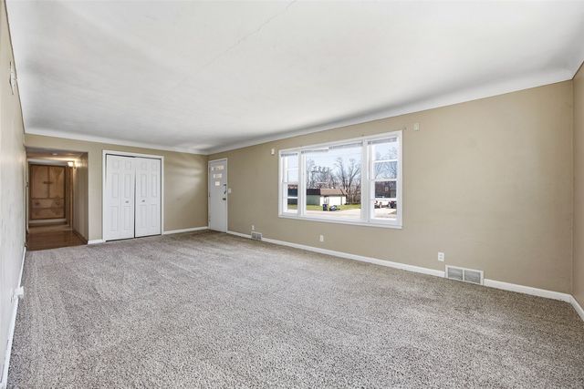 202 6th Avenue, Hiawatha, IA 52233