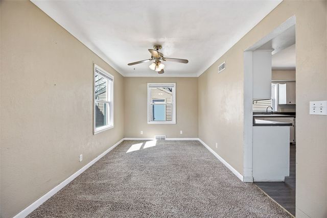 202 6th Avenue, Hiawatha, IA 52233