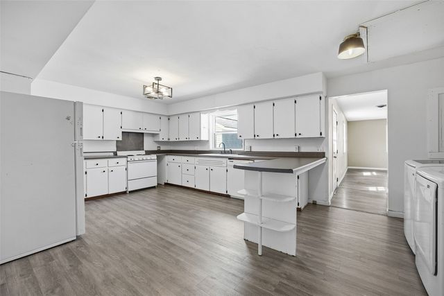 202 6th Avenue, Hiawatha, IA 52233