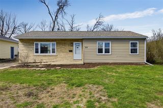 202 6th Avenue, Hiawatha, IA 52233