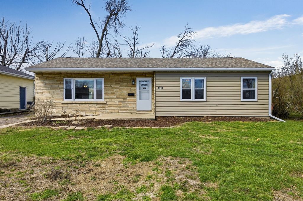 202 6th Avenue, Hiawatha, IA 52233