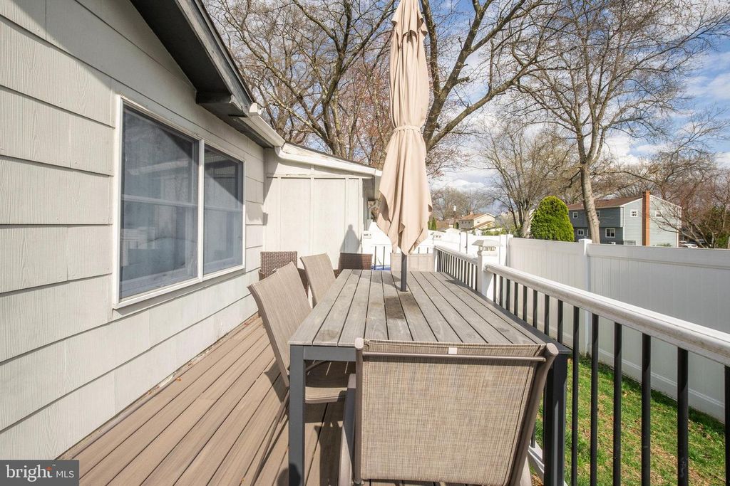 104 BRENTWOOD DR, Mount Laurel, NJ 08054