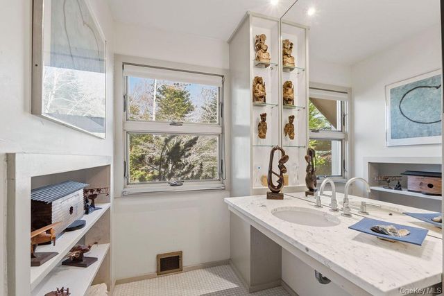 27 Atterbury Road, Southampton, NY 11968