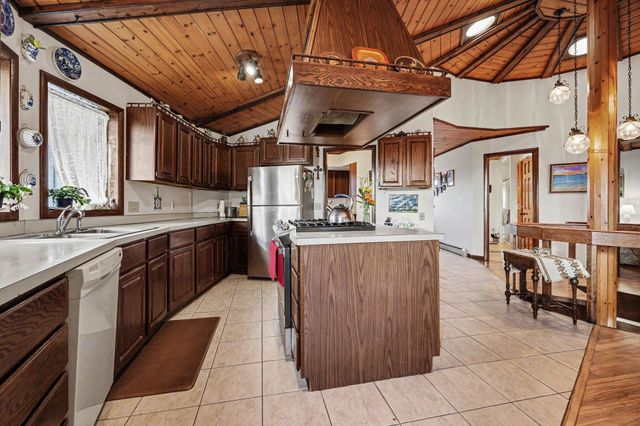 828 Reunion Avenue, Fremont, MI 49412