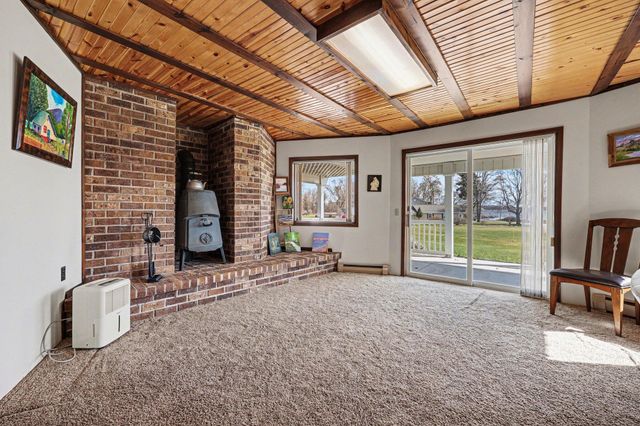 828 Reunion Avenue, Fremont, MI 49412