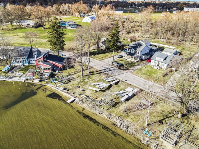 828 Reunion Avenue, Fremont, MI 49412