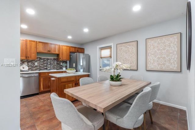 870 NE 35th St, Oakland Park, FL 33334