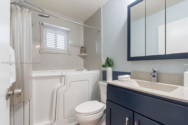 870 NE 35th St, Oakland Park, FL 33334