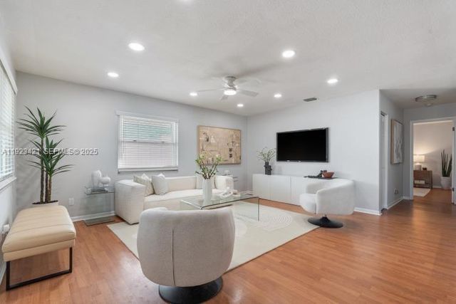 870 NE 35th St, Oakland Park, FL 33334