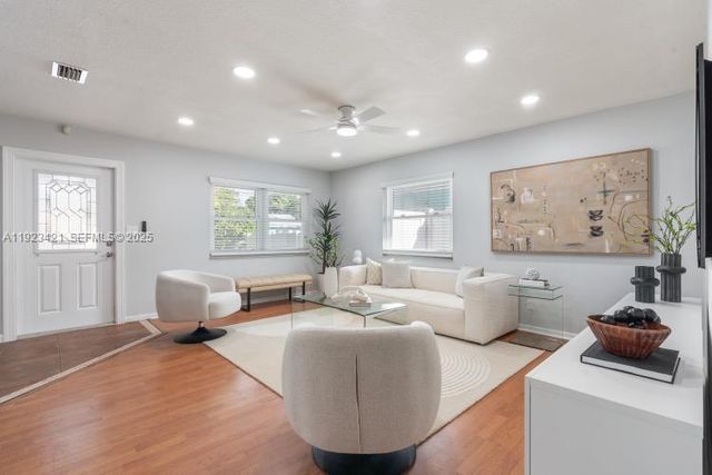 870 NE 35th St, Oakland Park, FL 33334