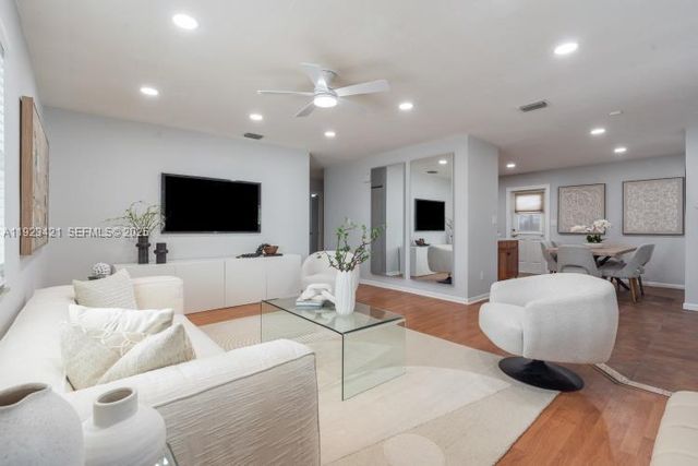 870 NE 35th St, Oakland Park, FL 33334