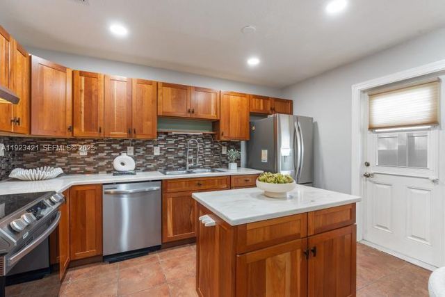 870 NE 35th St, Oakland Park, FL 33334