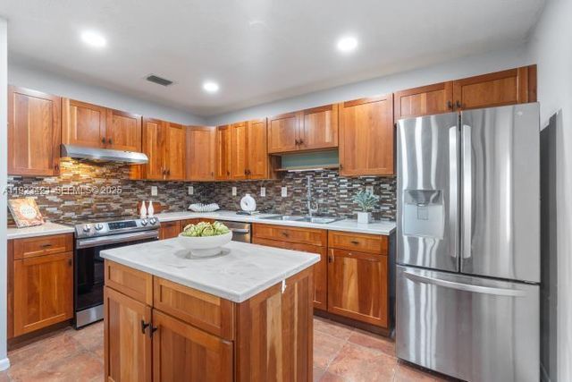 870 NE 35th St, Oakland Park, FL 33334