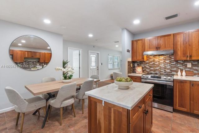 870 NE 35th St, Oakland Park, FL 33334