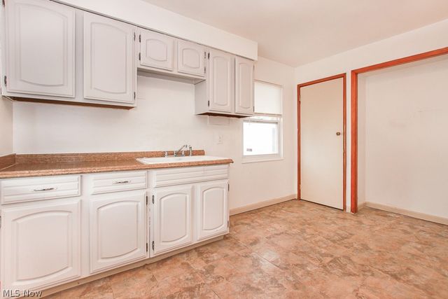 15305 Rockside Road, Maple Heights, OH 44137