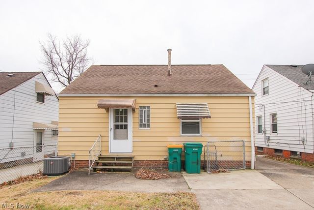 15305 Rockside Road, Maple Heights, OH 44137