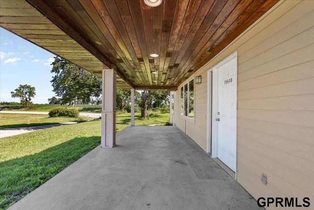 19640 Pawnee Road, Bennington, NE 68007