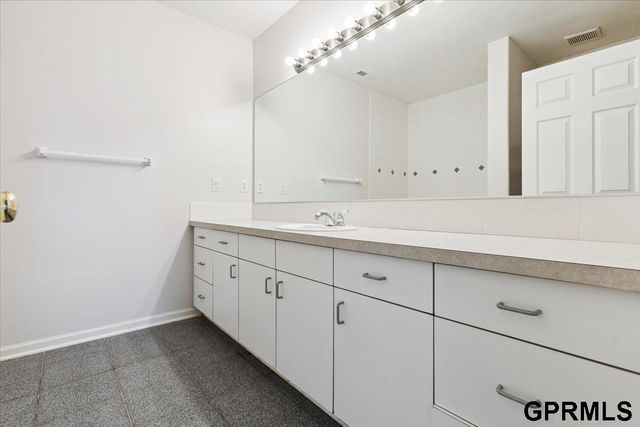 19640 Pawnee Road, Bennington, NE 68007