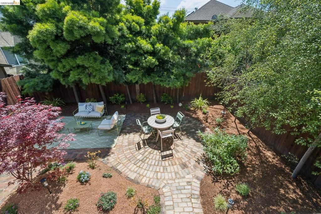 Image 14 of property listing at 933 56Th St, Oakland, CA 94608