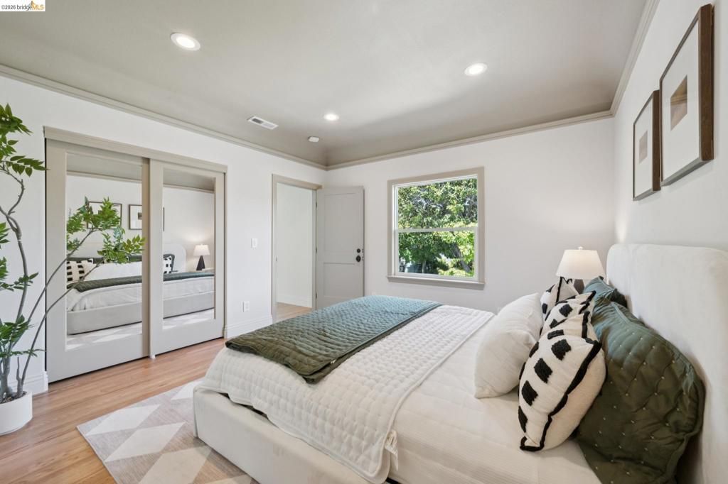 Image 17 of property listing at 933 56Th St, Oakland, CA 94608