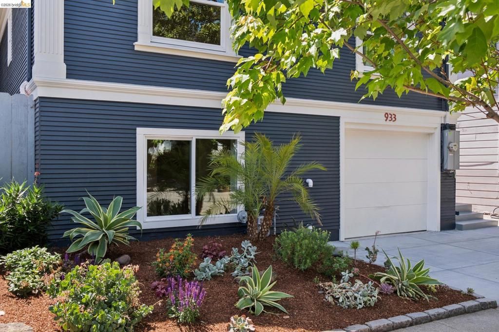 Image 2 of property listing at 933 56Th St, Oakland, CA 94608