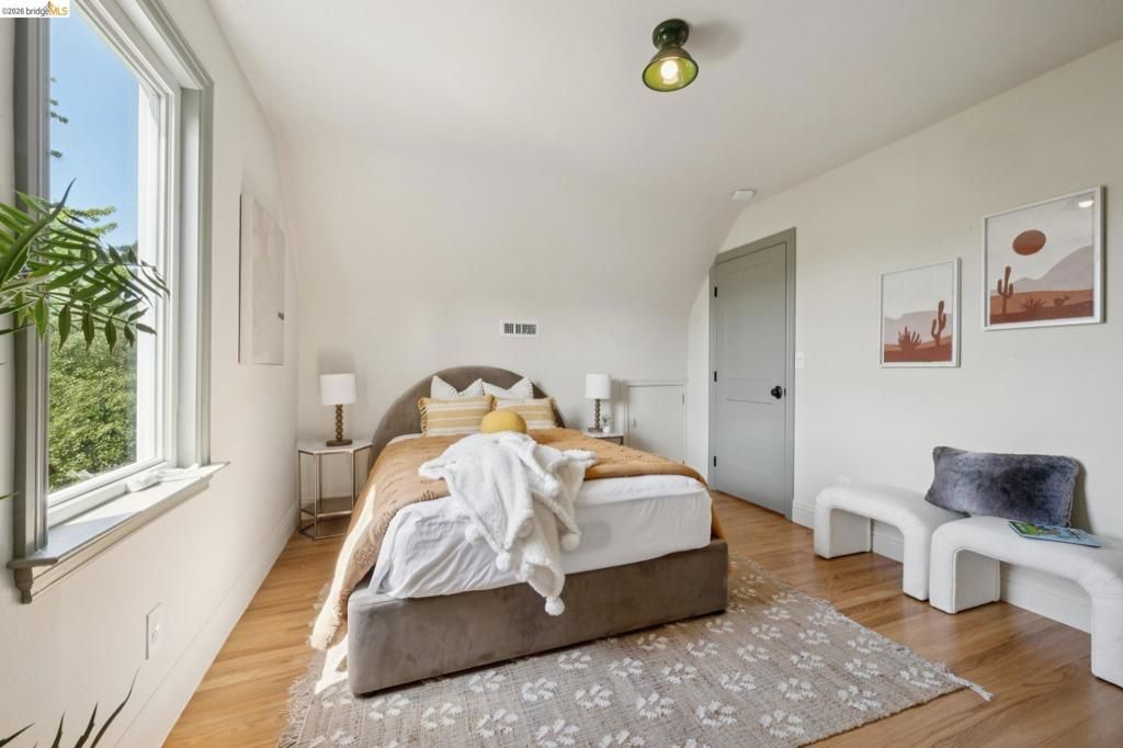 Image 27 of property listing at 933 56Th St, Oakland, CA 94608