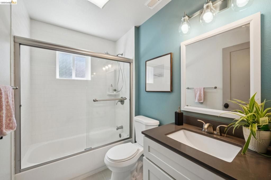 Image 32 of property listing at 933 56Th St, Oakland, CA 94608