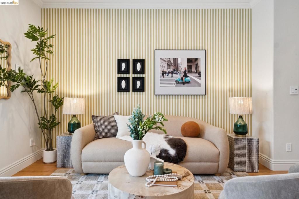 Image 6 of property listing at 933 56Th St, Oakland, CA 94608