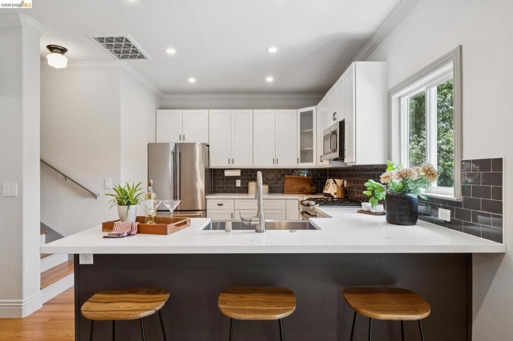 Image 7 of property listing at 933 56Th St, Oakland, CA 94608