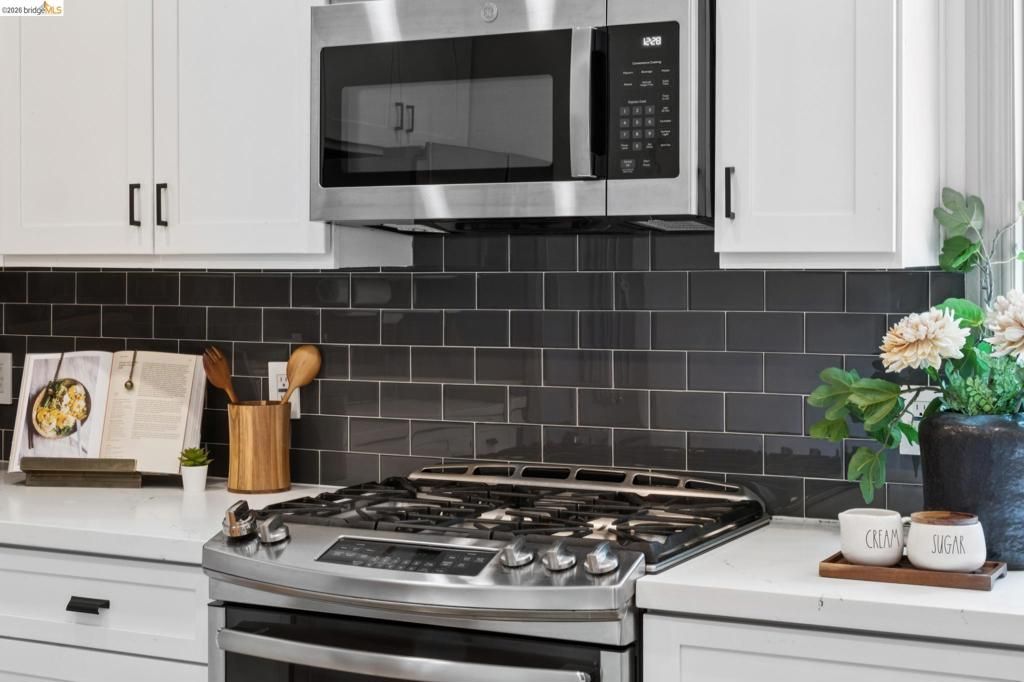 Image 8 of property listing at 933 56Th St, Oakland, CA 94608