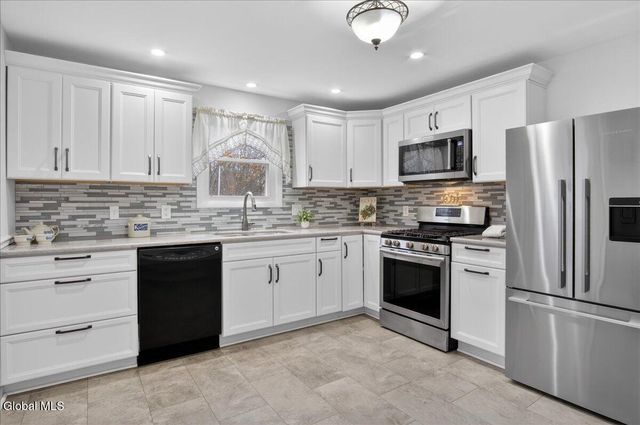 7 Bluebird Court, Waterford, NY 12188