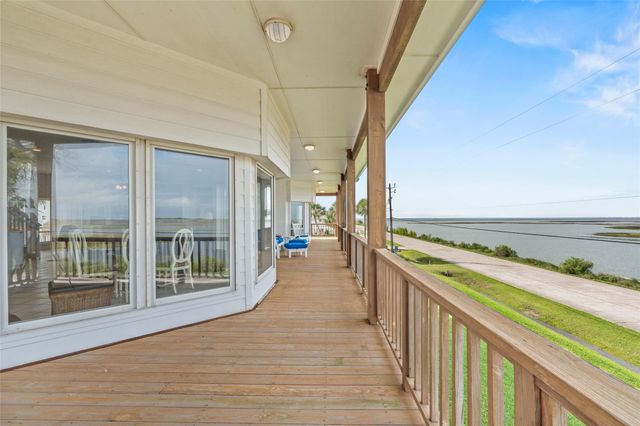 4301 Jolly Roger Road, Jamaica Beach, TX 77554