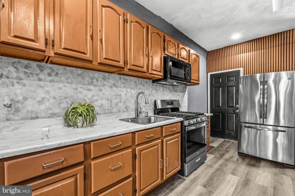 Image 13 of property listing at 2002 N SMALLWOOD ST, Baltimore, MD 21216